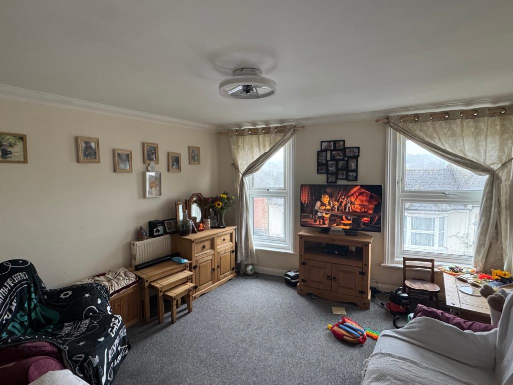 Lot: 118 - TWO TWO-BEDROOM AND TWO ONE-BEDROOM TOWN CENTRE FLATS FOR INVESTMENT - Living Room in a Second Floor Flat